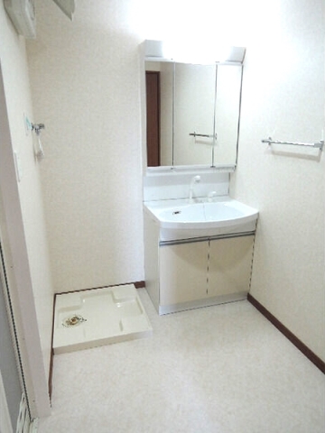 三面鏡付きの大きな洗面台