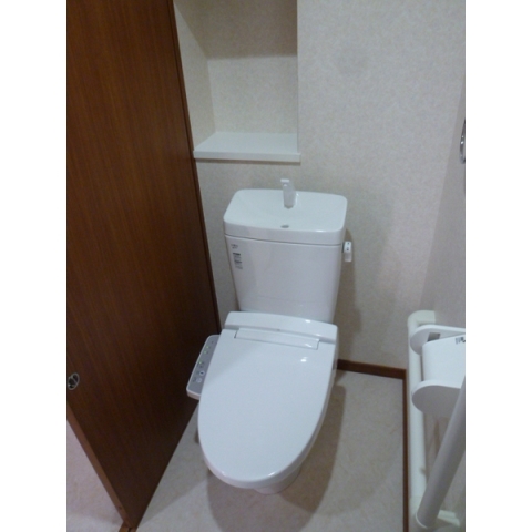 ウォシュレットはもちろん小さな棚が嬉しいポイント