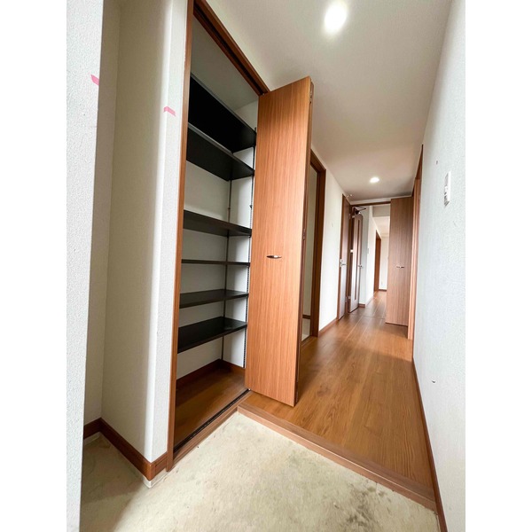 玄関を始めお部屋の随所に手すりがございます