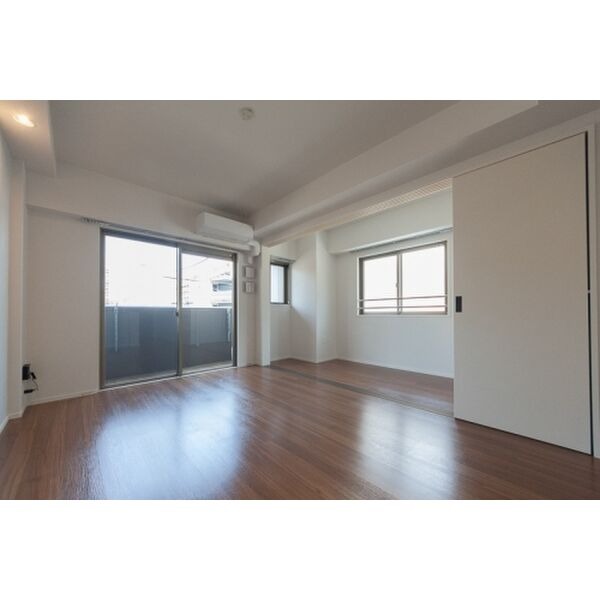 こちらは寝室にピッタリの洋室です