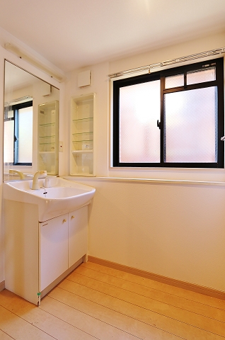 窓があり、明るく広い脱衣所です