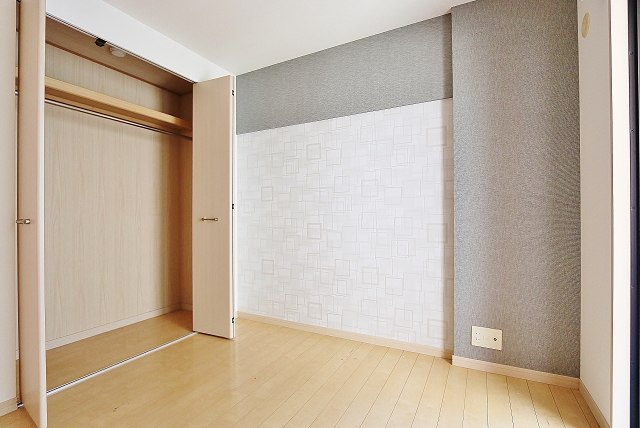 広いクローゼットで多くの洋服をかけれます