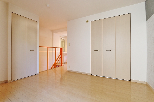 落ち着いた空間の寝室です