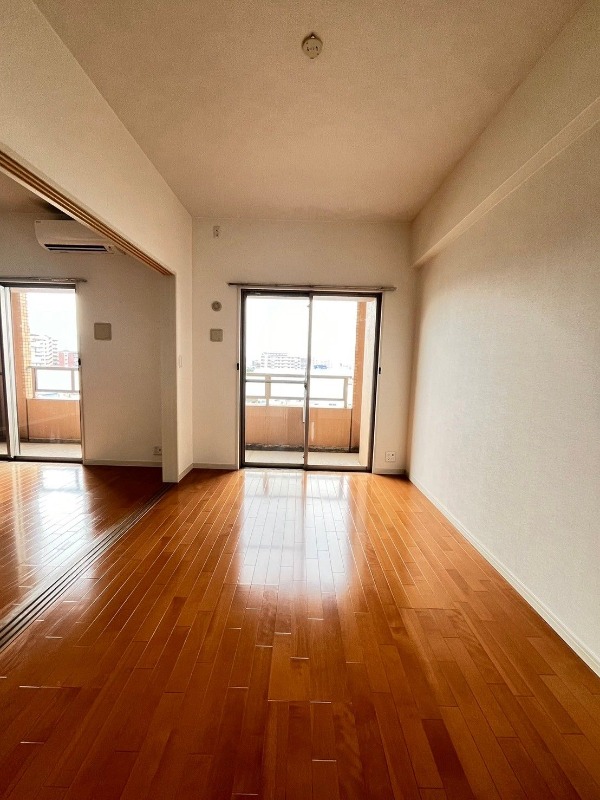 光が差し込んで明るい部屋ですね