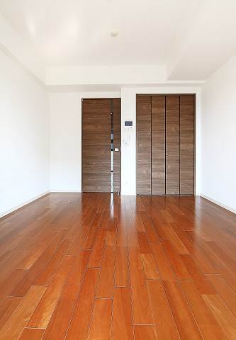 シックでオシャレな8帖以上の広々洋室です