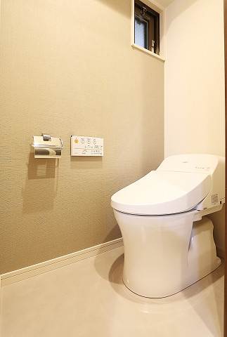 清潔感のある小窓付のお手洗いです