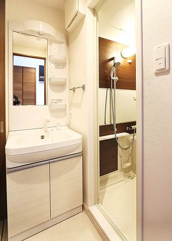 オシャレな独立洗面台です