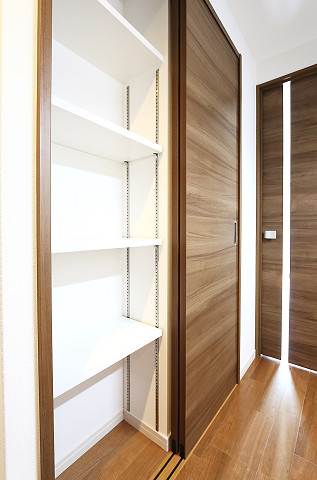 キッチン後ろの収納スペースは色々使えそうですね