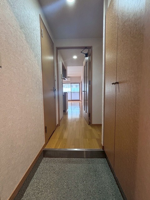 明るい玄関でお出迎え