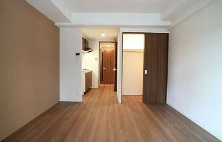 落ち着いた色味のお部屋です。