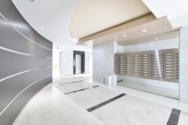 明るいエントランスで夜も安心です