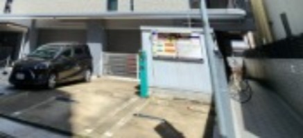 目の前にはコインパーキングで便利