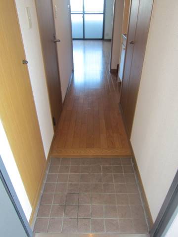 玄関から見るとこんな感じです。