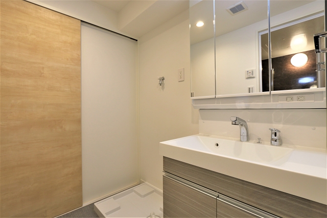 広々三面鏡で朝のお支度もばっちり