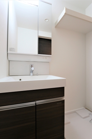 鏡の裏は収納棚となっております