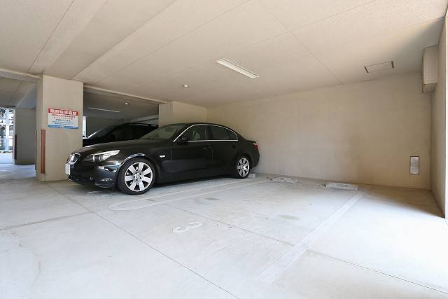 敷地内に駐車場ございます