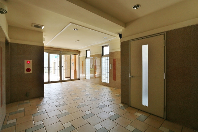 広々したエントランスですね