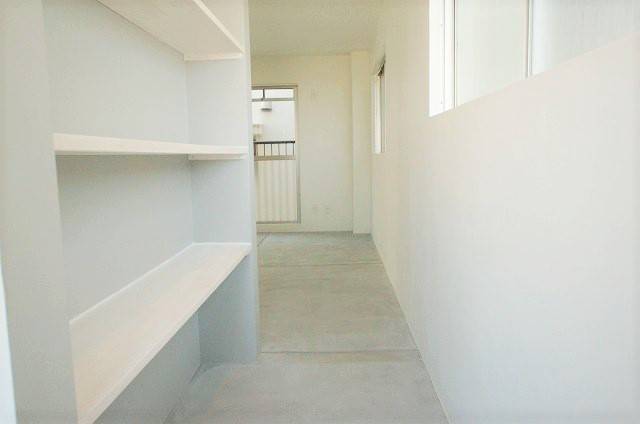 キッチン横の収納棚もあります。