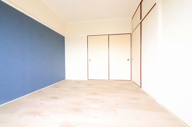 アクセントカラーが可愛い洋室ですね