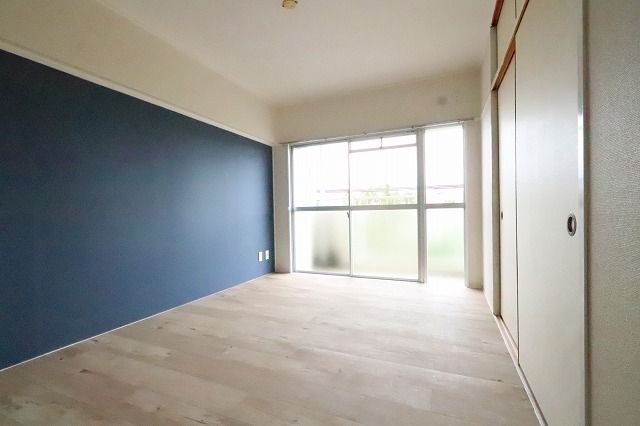 6畳の広々とした洋室です