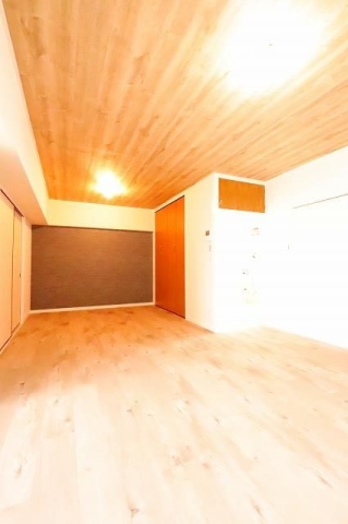 明るいライトで快適な空間ですね