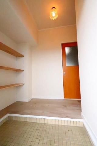 開放感のある明るい玄関でお出迎え