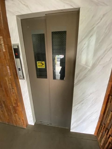 登り下りはこちらのエレベーターをお使い下さい