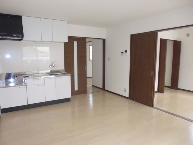 白基調のフローリングが明るい雰囲気です