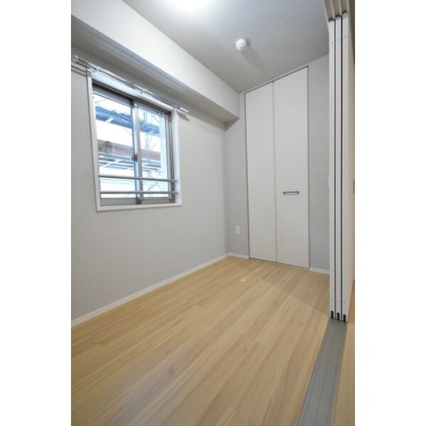 こちらは寝室にピッタリの洋室です