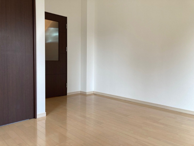 家具の配置がしやすいシンプルなデザインの生活空間です