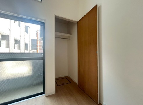 奥行きのあるクローゼットですね