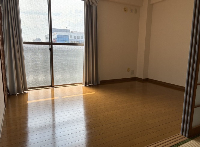 こちらは寝室にいかがですか