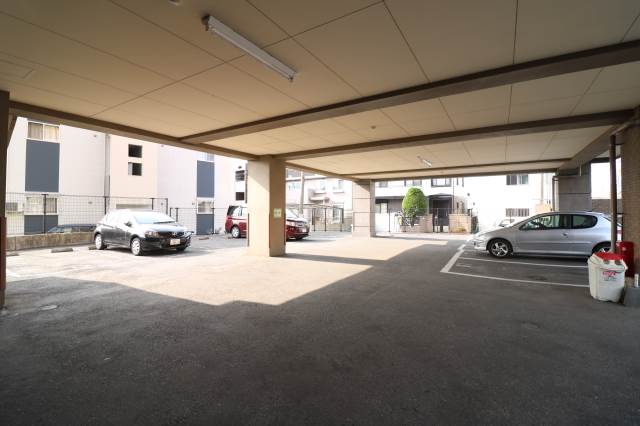 屋根付き敷地内駐車場完備です