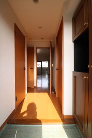 玄関から見るとこんな感じです