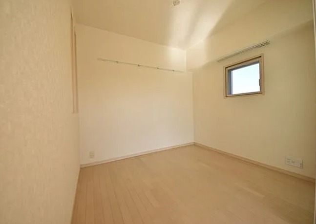 こちらは寝室にいかがですか