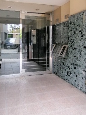 オートロックで安心です。