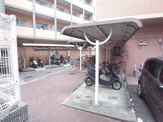 屋根付きの駐輪場もございます。