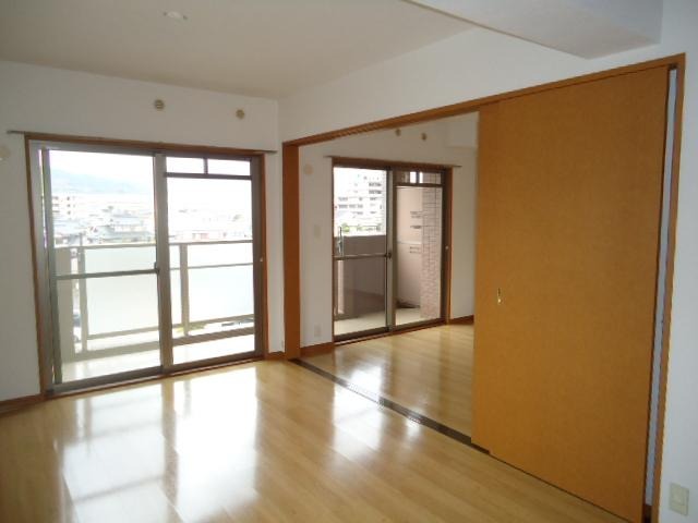 家具の配置に困らないリビングですね