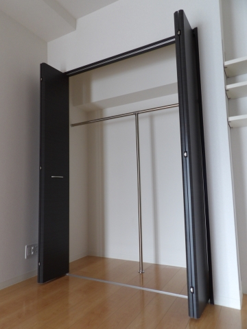 かさばりやすいお洋服もたっぷり収納可能です