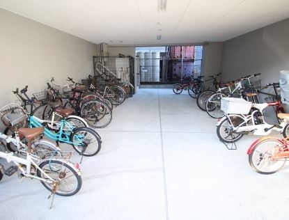 屋内に駐輪所が有ります