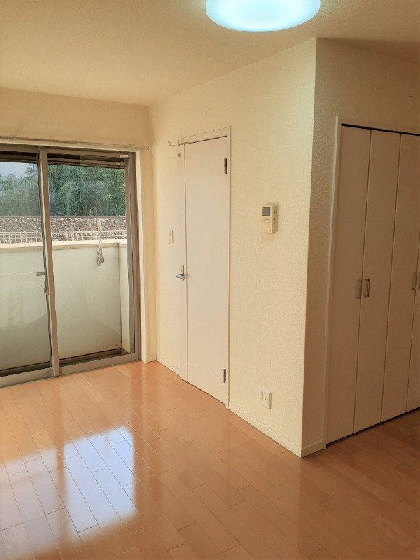 日当たりが良くて日中は明るいです