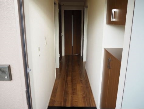 シューズボックスの他に収納のある玄関です