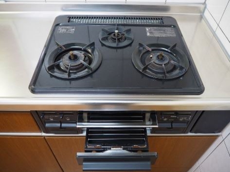 ３口コンロやグリル付きでお料理の幅が広がりますね