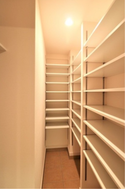 こちらにも収納がございます。