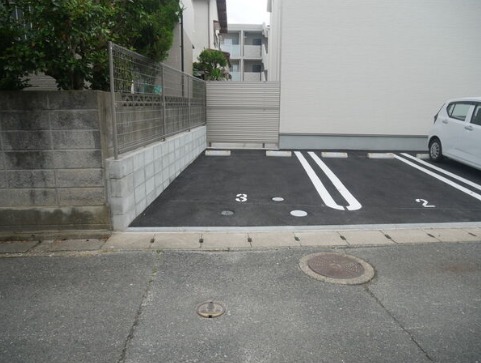 無料の駐車場1台付きです。