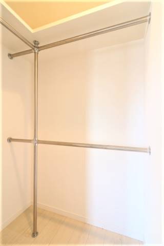 ロングコートもかけれる収納です