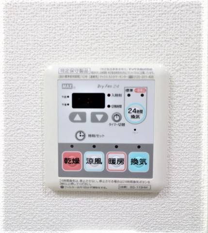 浴室乾燥機付きのバスルームです