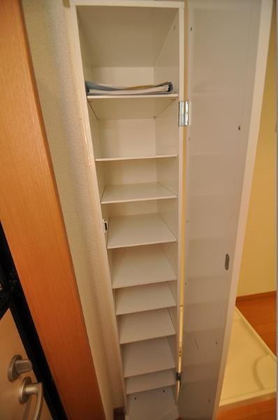 お履物はこちらへ。