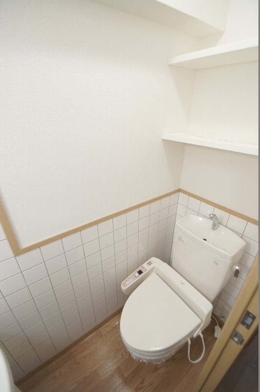 温水洗浄暖房便座完備。