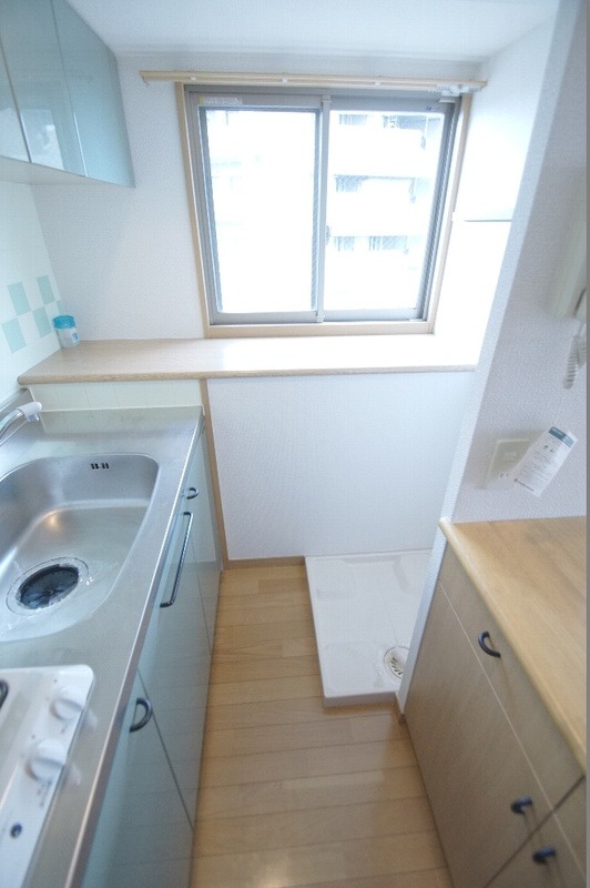 キッチンには窓がございます。